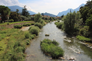 … und Blick flussabwärts auf Arco
