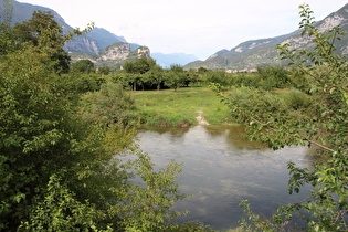 südlich von Arco, Blick über die Sarca zum Castello di Arco