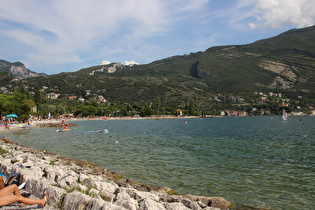 … und Blick auf Torbole mit Strand