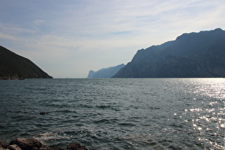 … Blick über den See zur Kimmlinie …