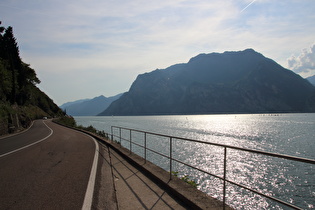 Uferstraße bei der Galleria Adige Garda, Blick auf Pregasina, darüber Monte Carone und Cima di Vil, …