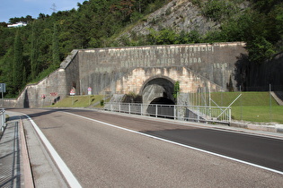 … und Blick auf das seeseitige Portal der Galleria Adige Garda