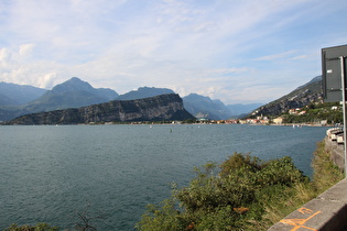 Uferstraße zwischen den Tunneln Valmarsa und Calcarolle, Blick auf den Monte Brione, dahinter v. l. n. r. Monte San Pietro mit Monte Misone dahinter, Cima Nanzone und Monte Biaina sowie über Torbole ins Valle dei Laghi …