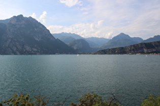 … Blick auf den Monte Rochetta sowie Riva del Garda und Monte Brione, dahinter v. l. n. r. der Monte Tombio mit Corno di Pichea und Monte Tofino dahinter, Dosso d'Enziana und Monte Cogorna sowie Monte San Pietro mit Monte Misone dahinter …