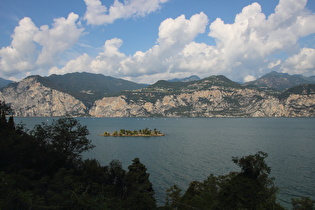 … und Blick über die Isola dell'Olivo auf Tremosine sul Garda