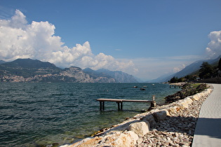 in Assenza, Blick über den Uferweg nach Nordosten zum Monte Brione, …