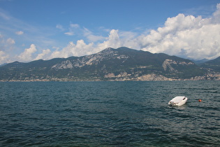 Blick auf Gargnano, dahinter die Cima Corner und dahinter den Monte Denervo