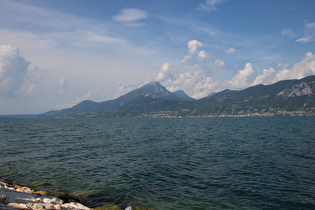 … Blick auf Gargnano, dahinter den Monte Castello di Gaino, dahinter den Monte Pizzòcolo und dahinter den Monte Zingla …