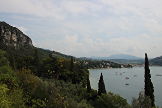 … Blick auf Garda und am Horizent den Monte Pastello, …