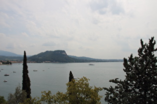 … Blick auf den Rocca di Garda und Bardolino …