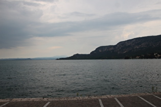 in Garda, Blick auf den Rocca di Manerba und Punta San Vigilio, …