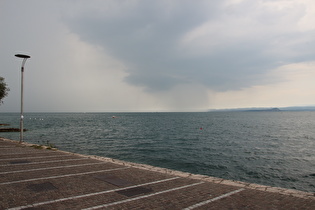 … und Blick auf aufziehenden Regen