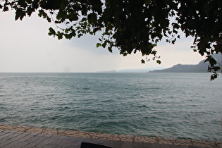 … und Blick auf den Rocca di Manerba und Punta San Vigilio