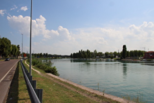 … und Blick flussabwärts zur Autobahnbrücke, davor eine Straßenbrücke