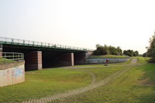 Blick „von unten“ auf die Trogbrücke