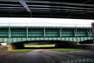 Leineradweg unter der Trogbrücke, Blick nach Südosten