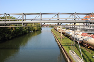 … Blick nach Nordwesten über den Schutzhafen Hameln zur Weser, …