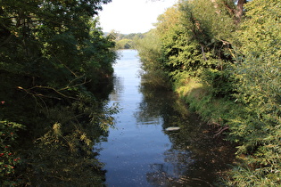 … und Blick flussabwärts zur Mündung in die Weser