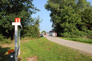 die Löwenbrücke über die Fluthamel, Südseite