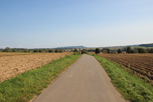 … Blick über Negenborn zum Holzberg, …