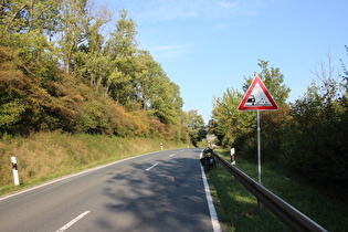 „Dach der Tour“: L583, namenloser Pass zwischen Stadtoldendorf und Lenne; Blick nach Osten …