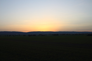 … Blick nach Südwesten zum Deister mit Höfeler und Großem Hals, …