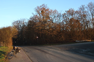 Scheitelpunkt der Großen Bergstraße über den Gehrdener Berg, Blick nach Osten …