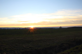 etwas weiter, Beginn des Sonnenuntergangs über dem Deister