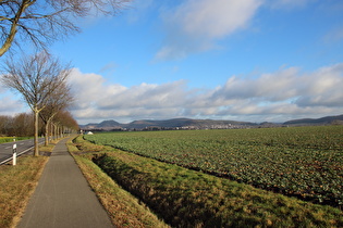 zwischen Stadtoldendorf und Deensen, Blick auf die Homburger Berge, …