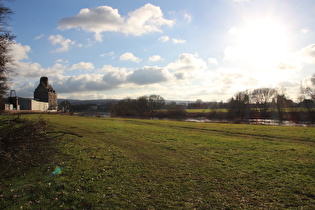 … und Blick flussaufwärts zum Getreidespeicher und den Solling am Horizont