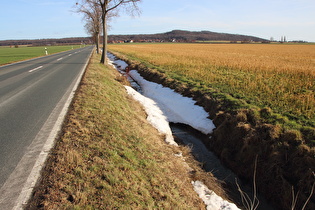 Blick über Winterreste auf Northen und Benther Berg