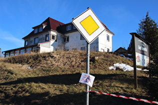 Hotel auf der Passhöhe, wohl schon länger geschlossen