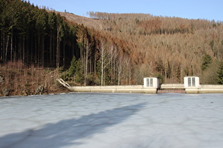 Ausgleichsbecken der Okertalsperre, Blick zur Staumauer …