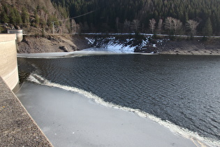 … und Blick entlang der Staumauer