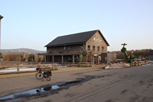 Torfhaus, leerer Parkplatz und Nationalparkhaus