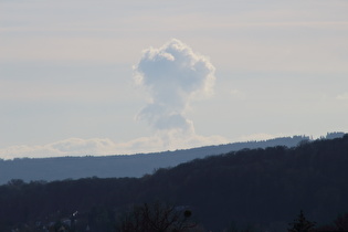 Zoom auf die Wasserdampfwolke vom Kernkraftwerk Grohnde