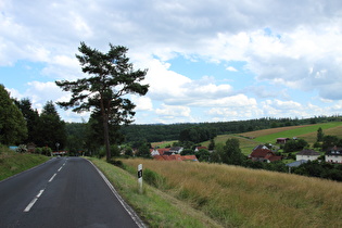 gesperrte Straße nach St. Ottilien, Blick auf St. Ottilien