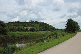 die Werra zwischen Niederhone und Albungen, Blick zum Jestädter Weinberg …