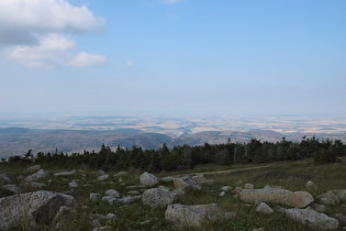 östlich unterhalb des Gipfels, Blick nach Nordosten …