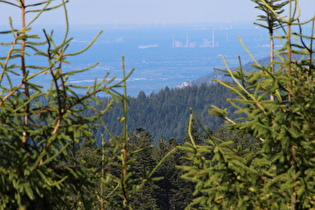 Zoom auf Burg Windeck und Rheinhafen-Dampfkraftwerk Karlsruhe