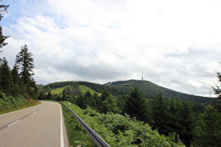 weiter südlich, Blick auf Murkopf und Hornisgrinde, …