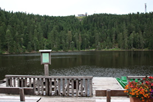 Blick über den Mummelsee auf Grinde-Hütte und Hornisgrindeturm