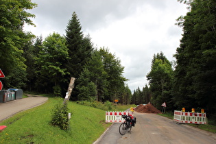 … und Blick auf die Straßensperre am östlichen Ortsrand