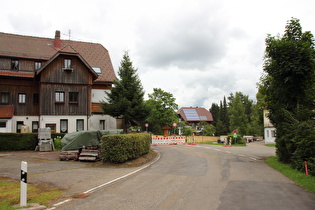 … und Blick in den Ort zweiter, vorgelagerter Straßensperre