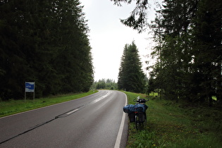 „Dach der Etappe“: B500 südlich oberhalb des Fernhof; Blick nach Westen …