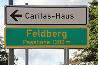 Schild mit falscher Höhenangabe auf der Passhöhe