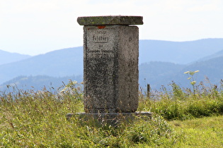 Zoom auf den historischen Vermessungsstein „Station Feldberg der Europäischen Gradmessung“