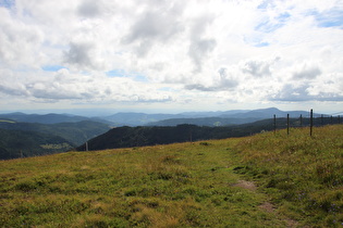 wenige Meter südlich, Blick nach Südwesten rechts der Belchen …