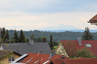 Zoom auf die wolkenverhangenen Alpen