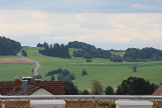 Zoom auf die wolkenverhangenen Alpen